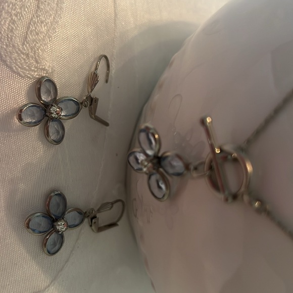 Vintage BLUE Crystal Flower Necklace Dangle and Pierced Earrings - Picture 5 of 5
